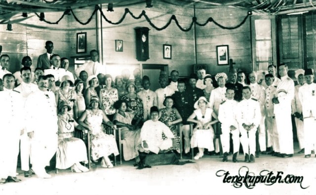 Teuku Daud Cumbok (duduk di bawah) berfoto bersama pejabat Belanda dan istri mereka di Sigli 1931