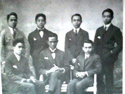 Bung Hatta (Berdiri nomor dua dari kanan) dalam pose bersama pengurus Perhimpunan Indonesia di Belanda