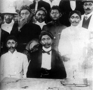 H.O.S Tjokroaminoto (Duduk Tengah) bersama Pengurus Sjarekat Islam