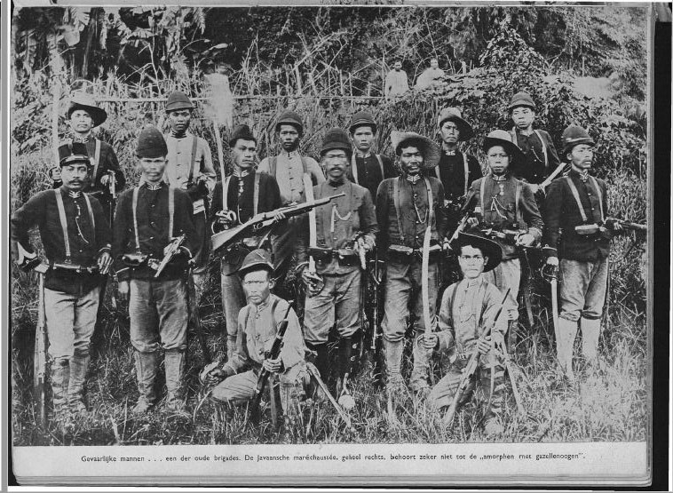 Mereka yang berbahaya, pasukan Marsose yang berasal dari Jawa berpose setelah operasi ke pedalaman Aceh. Serdadu Marsose adalah Kebanggaan Belanda, mereka adalah bawahan yang mumpuni (H.C. Zentgraaff dalam The Atjeher).