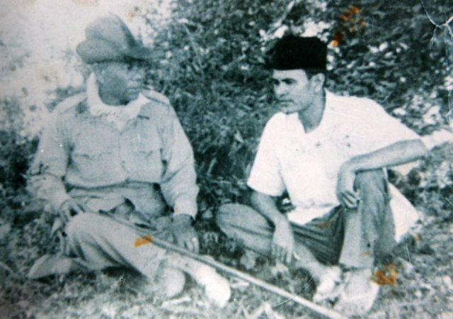 Ilyas Leubee sebelah kanan sedang berbincang bincang dengan Daud Beureueh di Beureunun tahun 1958