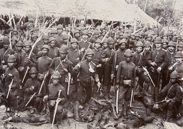 Pada tanggal 6 Agustus 1897, sebuah unit Korps Marechaussee (Marsose) menyerang benteng Kuta Soekoen (dekat Sigli) dan membunuh lebih dari 57 pria. Hanya beberapa menit kemudian setelah aksi mereka berpose seraya menginjak mayat para syuhada Aceh untuk fotografer Christiaan Benjamin Nieuwenhuis. Berita kemenangan segera dikirim ke Batavia dan Belanda.