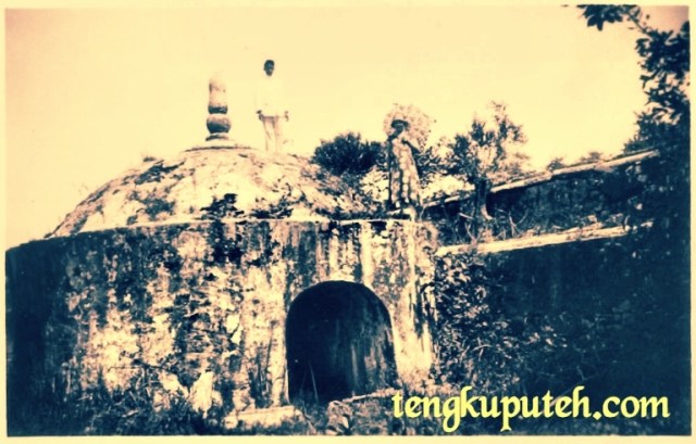 Seorang noni Belanda dan pelayannya di Benteng Indra Patra Lamuri tahun 1930 Belanda tidak tahu benteng apa ini KITLV menyebutnya sebagai benteng Portugis yang direbut Aceh