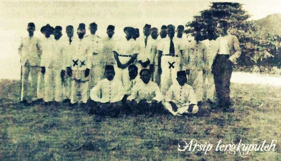 Teuku Panglima Polem (XX), Teuku Nyak Arief (X) bersama beberapa tokoh Aceh di pantai Lhok Nga.