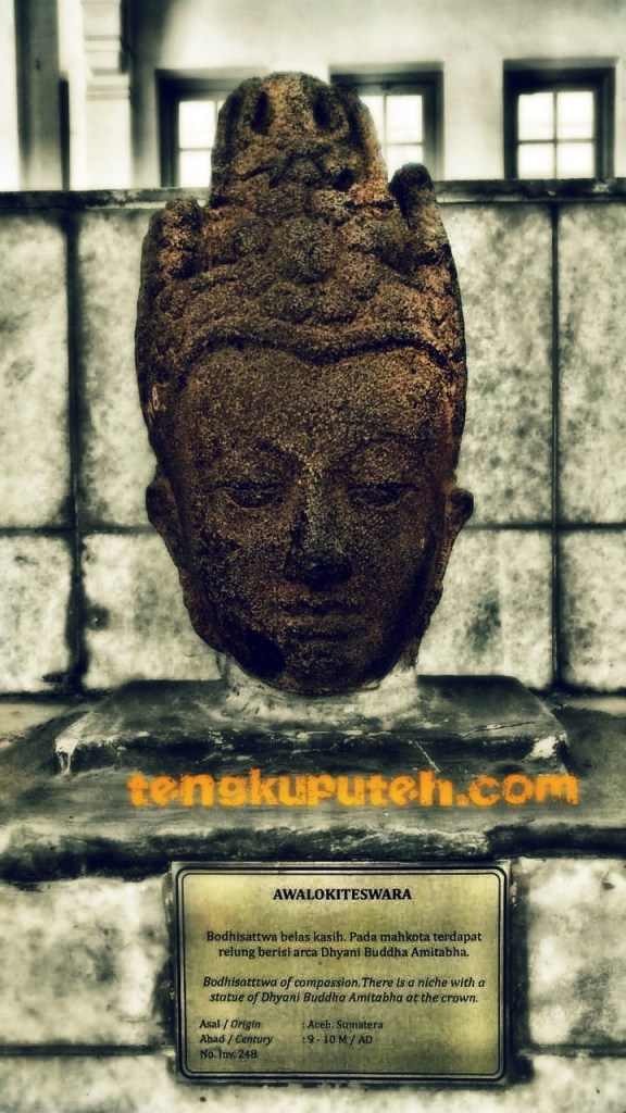 Spesifikasi Arca kepala Budha Alalokiteswara yang ditemukan di Aceh. Komponen: Batu Andesit; Lokasi: Aceh, Sumatera, Indonesia; Perkiraan Abad ke 9-10 Masehi. Koleksi Museum Nasional Indonesia, Nomor Inventaris. 248.