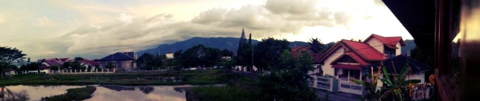 Menjelang maghrib, mega-mega merah telah bermunculan di angkasa.