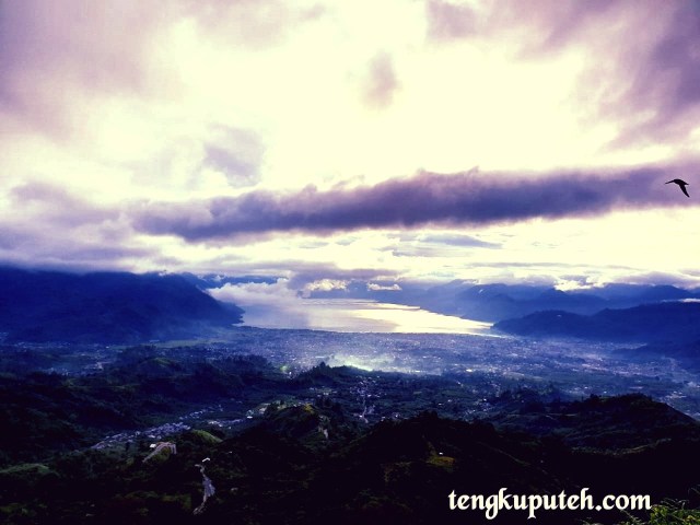 Hidup seumpama cakrawala, kita tak akan pernah tahu apa yang sebenarnya menantikan di depan sana. 