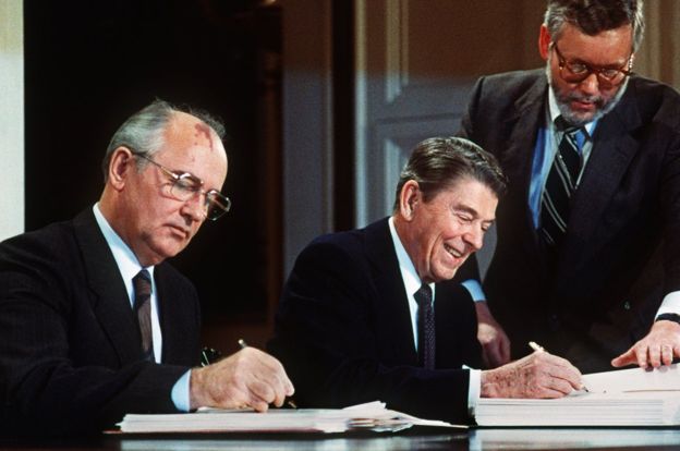 Tahun 1987 Pemimpin tertinggi Uni Sovyet Mikhail Gorbachev (kiri) dan Presiden Amerika Serikat Ronald Reagan (kanan) menandatangani perjanjian pelucutan senjata nuklir yang menandai perang dingin (1947-1991)menuju akhir.