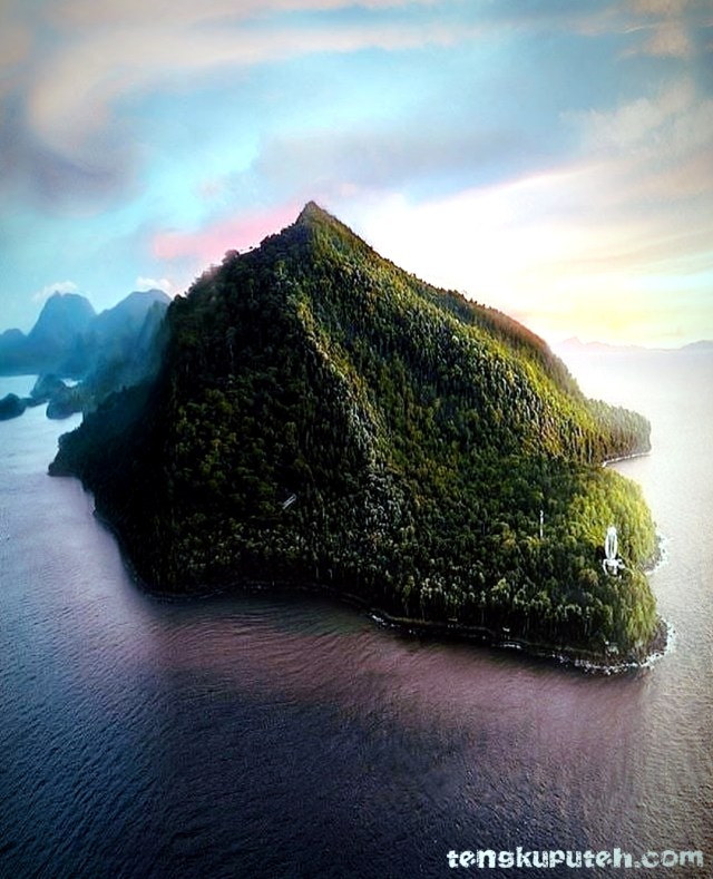 Foto Sabang terlihat dari udara. Guratan-guratan di punggungnya menyerupai tubuh sang Naga.