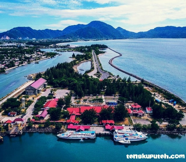 Pelabuhan Ulee Lheu yang menjadi tempat berlabuh kapal-kapal dari Sabang ke Banda Aceh tampak dari udara