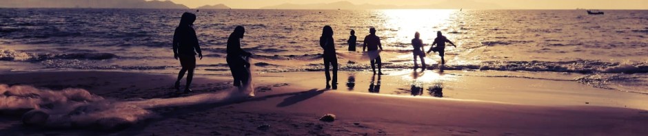 Nelayan menarik pukat di pantai Lhok Nga Aceh Besar