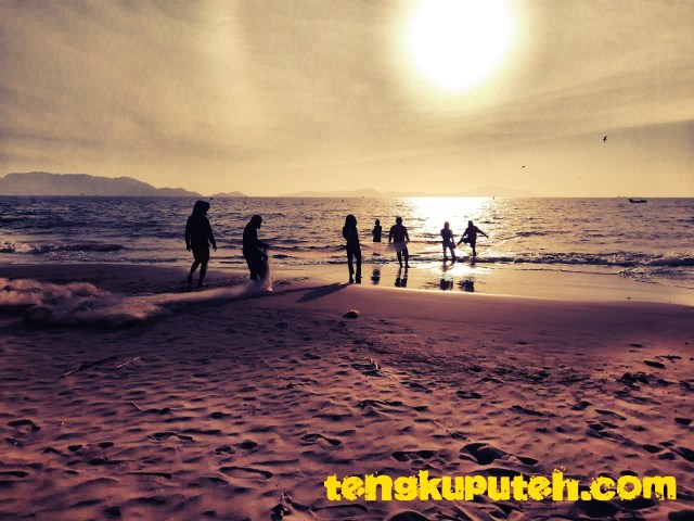 Nelayan menarik pukat di pantai Lhok Nga Aceh Besar