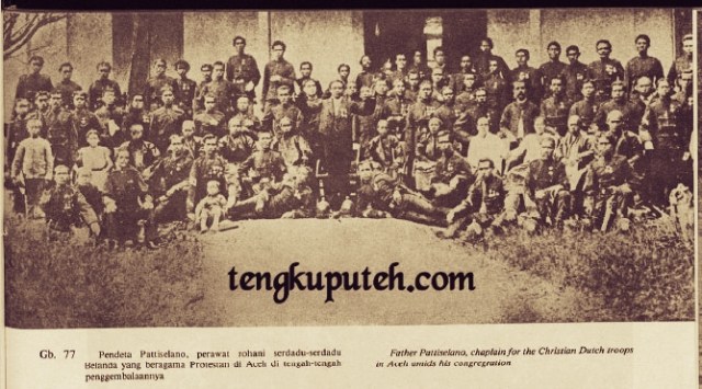 Pendeta Pattiseno, perawat rohani serdadu-serdadu Belanda yang beragama Protestan di Aceh di tengah-tengah penggembalaannya.