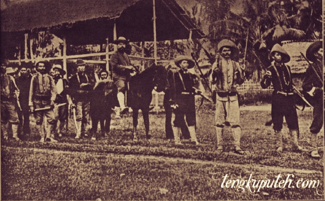 Pendeta Thenu menunggang kuda jika ia melaksanakan tugasnya, Dalam hal itu ia dikawal oleh anggota-anggota korps marsose.