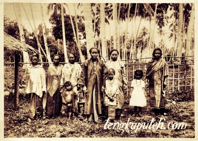 Cut Meuligou atau Nyak Mahligai dari Rigaih Salah satu istri Teuku Umar yang ditangkap, dalam penahanan kolonial Belanda di sisi timur Pulau Raya pada tahun 1894, di pantai barat Aceh; Sumber KITLV.