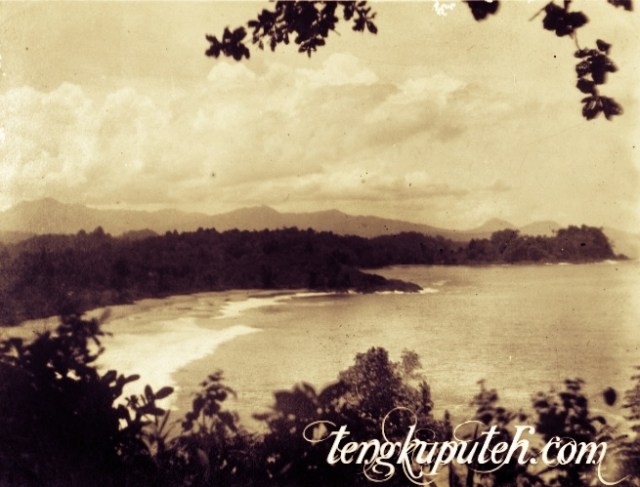 Pantai di Daya, dilihat dari Lamno di selatan Koetaradja (Banda Aceh) tahun 1926; Sumber KITLV.