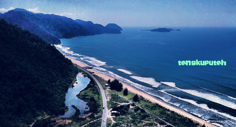 Pantai di Daya, dilihat dari gunung Geurutee di selatan Koetaradja (Banda Aceh) tahun 2020.