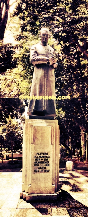 Patung Henricus Christian Verbraak (1835-1918) di taman Maluku kota Bandung.