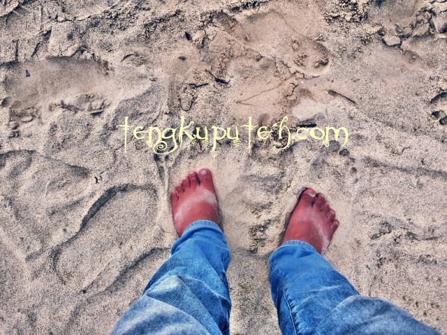 Jejak langkah manusia di dunia ini ibarat tapak-tapak kaki di pasir pantai, kelak akan dihantam gelombang dan menghilang.