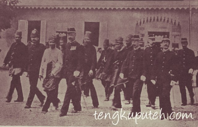 Ketika menyerah kepada Belanda, Sultan Aceh terakhir Muhammad Daudsyah melepaskan segala atribut kebesaran termasuk tidak mengenakan alas kaki untuk menyampaikan pesan tegas. Ia menyerah secara pribadi.