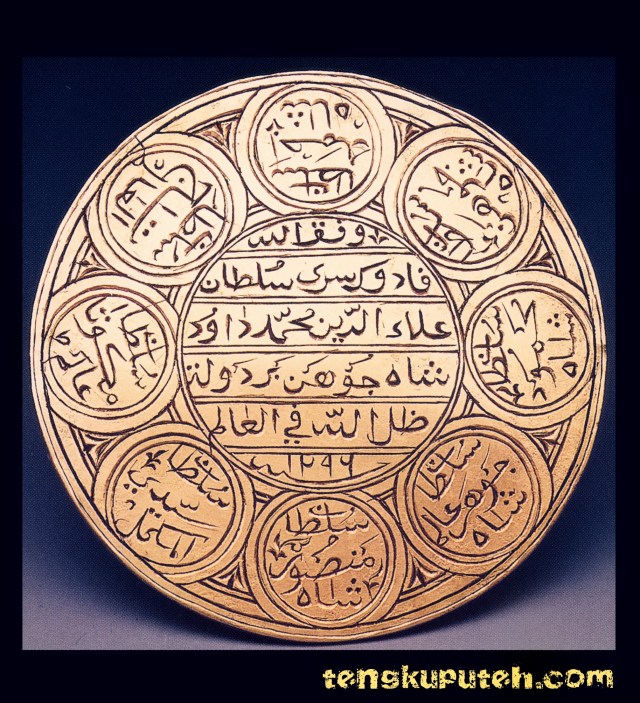 Cap Sikureng atau 'Segel Sembilan Lipat' Aceh dibuat pada pertengahan abad ke-17, kemungkinan besar pada masa milik Sultanah Tajul Alam Safiatuddin Syah (m. 1641-1675). Selama 250 tahun stempel besar Aceh selalu mencantumkan nama penguasa yang sedang berkuasa di lingkaran tengah, dikelilingi oleh delapan lingkaran kecil berisi nama-nama para leluhur yang termasyhur.