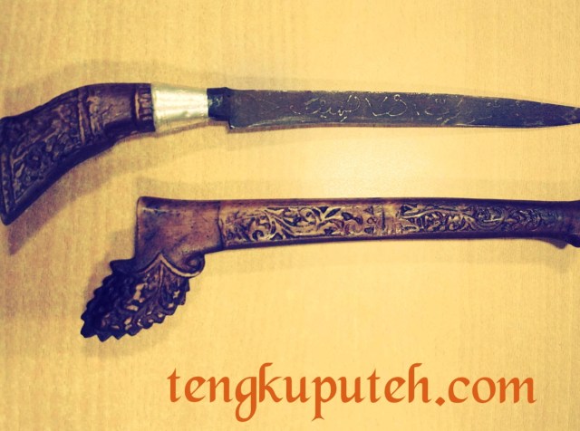 Rencong Hulu Puntong. Gagang terbuat dari tanduk rusa. Diukir secara handmade oleh pengrajin lokal. Rencong jenis ini merupakan bentuk yang paling unik dari jenis-jenis rencong lain.