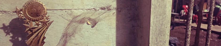 Piala berjaring laba laba di Teras Kopi Langsa circa Desember 2023